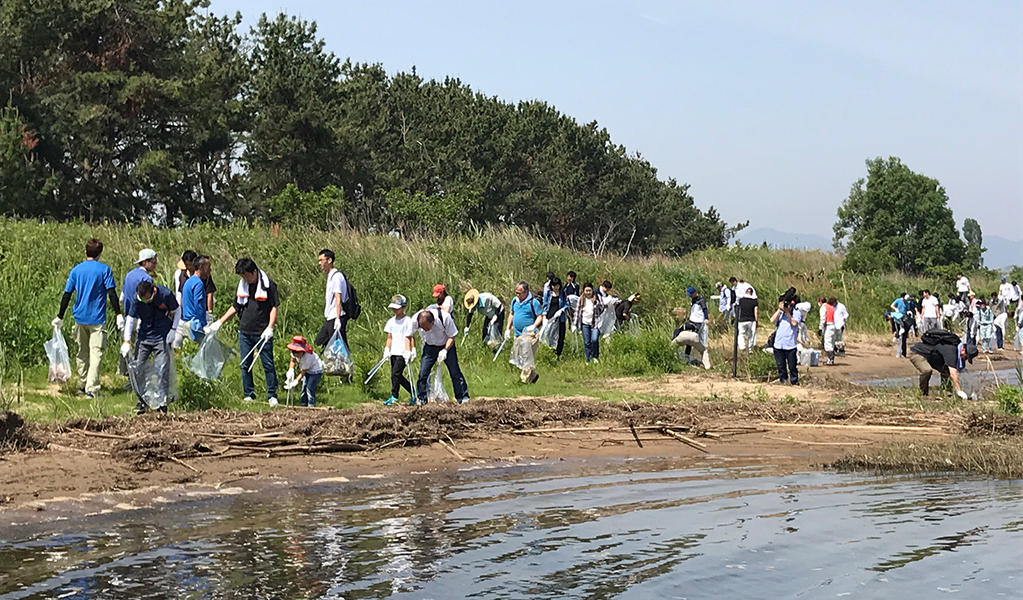 Photo:Employees taking part in the clean-up event(Yasu City, Shiga Prefecture)